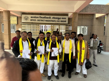 Noida News National President Samaj Vikas Kranti Party Ashok Singh dharna DM office in Surajpur BSP goons attack | Noida News: कोर्ट पहुंचे अशोक सिंह, डीएम कार्यालय पर धरना दिया