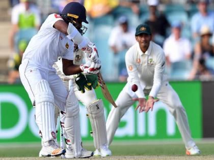 aus vs sl 2nd test sri lanka losses 3 wickets on day 2 after dimuth karunaratne gets injured | SL Vs AUS: करुणारत्ने की चोट के बाद लड़खड़ाया श्रीलंका, ऑस्ट्रेलिया के पास अब भी 411 रन की बढ़त