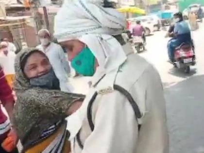 woman allegedly slapped a home guard during checking for violation of mask | मास्क के लिए कहना होम गार्ड को पड़ा महंगा, महिला ने बीच बाजार जवान को जड़ा थप्पड़ woman allegedly slapped a home guard during checking for violation of mask | मास्क के लिए कहना होम गार्ड को पड़ा महंगा, महिला ने बीच बाजार जवान को जड़ा थप्पड़