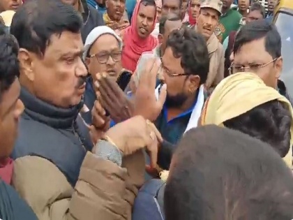 JDU MLA Gopal Mandal slaps a youth demanding compensation after the death of a family member in an accident | Video: जदयू विधायक गोपाल मंडल ने दुर्घटना में परिवार के सदस्य की मौत के बाद मुआवजे की मांग कर रहे युवक को जड़ा थप्पड़