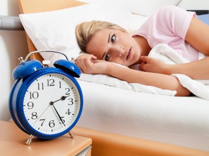 Less than six hours sleep increases the risk of heart diseases, follow these tips to get rid of sleeplessness | छह घंटे से कम की नींद ले जाती है मौत के करीब, ये 6 उपाय करेंगे आपको बचाव