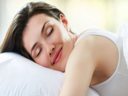 left side sleeping benefits for acid reflux, heart, insomnia | इस पोजीशन में सोयें, 2 मिनट में आएगी नींद, किडनी, लीवर, पेट के रोगों से होगा बचाव