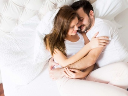 What Common Sleeping Positions Say About you Relationship | कपल की ऐसी स्लीपिंग पोजीशन है खतरे की घंटी, खोलती है रिलेशनशिप का बड़ा राज