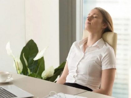 Sleeping while sitting pros and cons of this position, it may also kill you know details | बैठे-बैठे सोने से हो सकती है मौत! जानिए इस तरह सोने के फायदे और नुकसान के बारे में