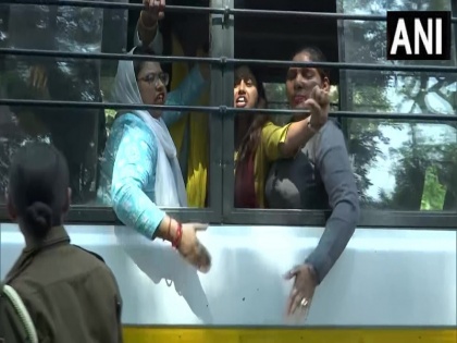 AAP workers raised slogans aganinst PM Modi, watch video | दिल्ली में 'आप' कार्यकर्ताओं ने लगाए प्रधानमंत्री मोदी के खिलाफ आपत्तिजनक नारे, देखें Video