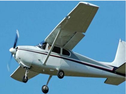 Three killed in america as small plane crashes into backyard | अमेरिका में रिहायशी इलाके में दुर्घटनाग्रस्त हुआ छोटा विमान, तीन लोगों की मौत