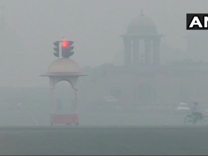 layer of smog blankets in Delhi after Diwali | दिवाली की अगली सुबह दिल्ली में छाई स्मॉग की मोटी परत, प्रदूषण पहुंचा 'बेहद खतरनाक' स्तर पर