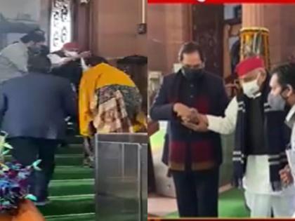 Smriti Irani touches feet of Mulayam Singh Yadav on the stairs of Parliament, watch video | संसद की सीढ़ियों पर स्मृति ईरानी ने पैर छुए मुलायम सिंह यादव के, देखिए वीडियो