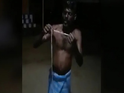 man eats snake claims it keeps off covid police arrested | कोरोना वायरस से बचाव के नाम पर सांप को मारकर खा गया, वीडियो वायरल हुआ तो पुलिस ने किया गिरफ्तार