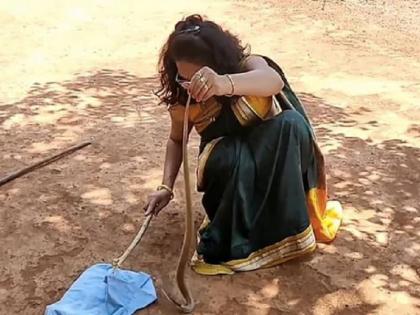 Viral Video of Karnataka women rescues snake in a Saree internet amazed | साड़ी पहनकर सांप को पकड़ते इस महिला का वीडियो वायरल, आखिर क्यों आई ऐसी स्थिति, जानिए पूरा मामला