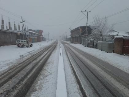 jammu Kashmir snowfall air traffic affected Srinagar highway closed minimum temperature below zero | कश्मीर में ताजा बर्फबारी, हवाई यातायात प्रभावित, जम्मू-श्रीनगर हाइवे बंद, न्यूनतम तापमान शून्य से नीचे