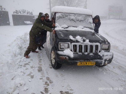 jammu kashmir snowfall highway closed due to heavy flights canceled roads jammed 4500 vehicles stranded petrol also rationed | भारी बर्फबारी से कश्मीर में त्राहि-त्राहि, हाइवे बंद, उड़ानें रद्द, सड़कें जाम, 4500 वाहन फंसे, पेट्रोल की भी राशनिंग