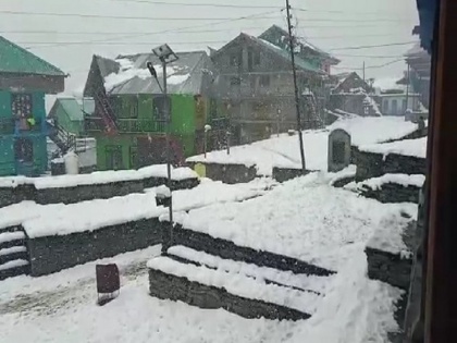 Tourists happy with light snowfall in Shimla 200 roads in Himachal closed for vehicles contact lost in many parts | शिमला में हल्की बर्फबारी से सैलानी खुश, हिमाचल में 200 सड़कें वाहनों के लिए बंद, कई हिस्सों से संपर्क टूटा