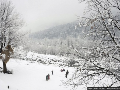 Jammu and Kashmir Snowfall on LoC Sadhna Top many army posts buried in snow | जम्मू-कश्मीर: एलओसी के साधना टॉप पर आफत बनी बर्फबारी, सेना की कई चौकियां बर्फ में दबी