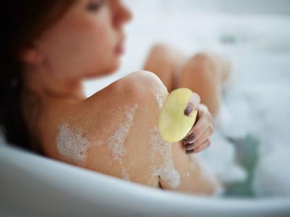 skin care tips: Side effects of showering with soap, tips to glowing skin, benefits of showering without soap, tvacha ki dekhbhal ke upa in Hindi | skin care tips: बिना साबुन के नहाने से कुछ दिनों में त्वचा में नजर आने लगेंगे 6 जबरदस्त बदलाव