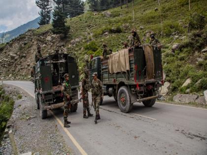 indian and chinese soldiers face to face on lac picture goes viral | आमने-सामने डटे भारत और चीन के सैनिक, 100 मीटर की दूरी पर टैंक तैनात indian and chinese soldiers face to face on lac picture goes viral | आमने-सामने डटे भारत और चीन के सैनिक, 100 मीटर की दूरी पर टैंक तैनात