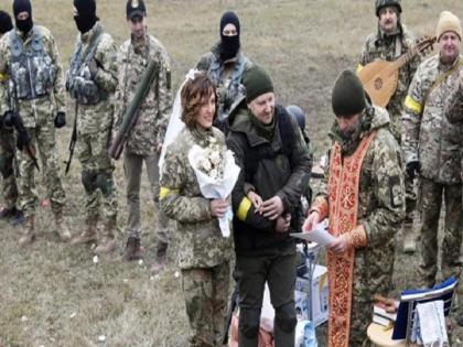 Russia-Ukraine war: 2 soldiers get married on the battlefield, video goes viral | Russia-Ukraine war: युद्ध के मैदान में वर्दी पहनकर दो सैनिकों ने की शादी, वीडियो हुआ वायरल