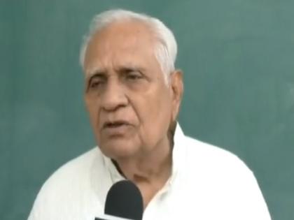 Gujarat Election PM Narendra Modi brother Somabhai Modi gets emotional Watch video | पीएम मोदी की चर्चा हुई तो भावुक हो गए बड़े भाई सोमाभाई मोदी, बोले- देश के लिए वो बहुत मेहनत करते है, थोड़ा आराम भी करें