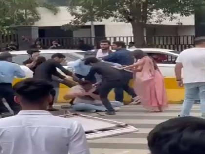 Some people thrashed young man with kicks bribes on the middle of the road video Noida Amity University goes viral | नोएडा: बीच सड़क पर लात और घूसों से युवक की जमकर पिटाई, एमिटी यूनिवर्सिटी के पास का वीडियो वायरल
