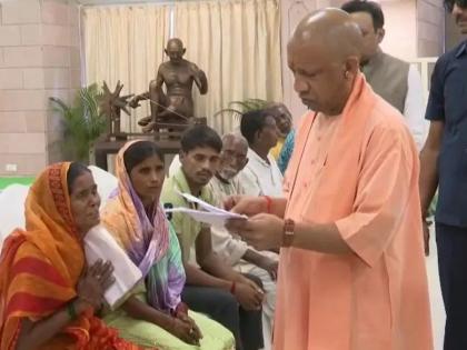LUCKNOW Sir my young son cancer due poverty unable get treatment CM Yogi moved 64-year-old woman from Raipurwa during Janata Darshan | साहब मेरे जवान बेटे को कैंसर हो गया और गरीबी की वजह से इलाज कराने में असमर्थ?, रायपुरवा की 64 वर्षीय बुजुर्ग महिला की बात सुन ‘जनता दर्शन’ में द्रवित हुए सीएम योगी