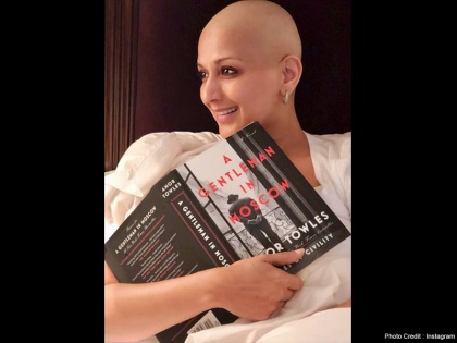 sonali bendre suffering from cancer shared new bald look on instagram | कैंसर से डटकर लड़ रही सोनाली बेंद्रे की अब हो गई है ऐसी हालत