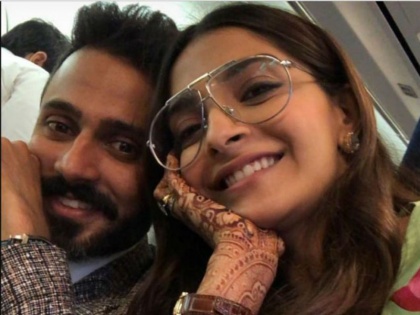 Sonam Kapoor Anand Ahuja impromptu honeymoon: flight Video gone viral | फ्लाइट में पति के साथ सोनम कपूर का वीडियो वायरल, नींद भरी आंखों से कर रही हैं ये इशारे