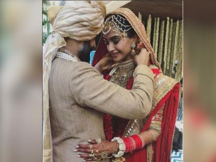 sonam kapoor wedding pics-Anand Ahuja-Anil Kapoor-jahanvi kapoor-arjun kapoor | वरमाला के समय आखिर क्यों सोनम कपूर ने आनंद आहूजा से कहा-'बाबू सॉरी'