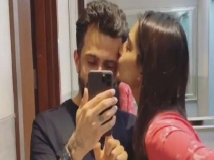 Sonam Kapoor does husband Anand Ahujas hair treats him with a kiss video goes viral | कैमरे के सामने ही सोनम कपूर करने लगीं पति आनंद आहूजा को किस, वीडियो वायरल