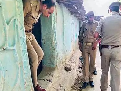 sonbhadra land dispute murder case 300 people killed 10 people like of gang of wasepur | गैंग्स ऑफ वासेपुर जैसे हुआ सोनभद्र में हमला, 300 लोग गांव में आये और लगा दी लाशों की लाइन