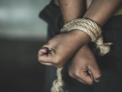 Sonbhadra Kidnapping girl tied hands feet video sent her family members demanded ransom police recovered her laying such a trap | सोनभद्रः कहानी में झोल, युवती का अपहरण?, हाथ-पैर बांधे वीडियो बनाकर घर वालों को भेजकर फिरौती मांगी, पुलिस ने जाल बिछाकर...