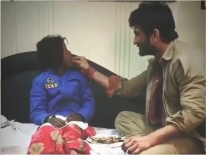 Sushant Singh Rajput feeding Sonchiriya child actor on sets video viral | जब भूखी बच्ची को सुशांत सिंह राजपूत ने अपने हाथ से खिलाया था खाना, वीडियो देख भावुक हो रहे फैंस