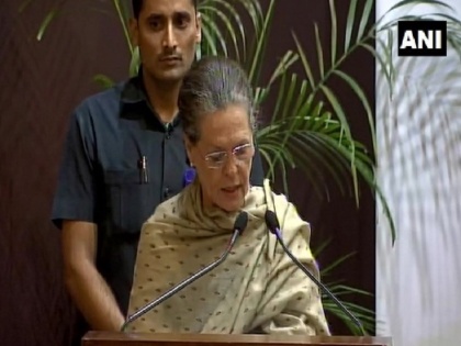 Sonia Gandhi expressed concern over Delhi air pollution at Indira Gandhi Prize for Peace, Disarmament and Development ceremony | इंदिरा गांधी पुरस्कार: सोनिया गांधी ने प्रदूषण पर जताई चिंता, कहा- 'कांग्रेस ने की थी सीएनजी की शुरुआत'