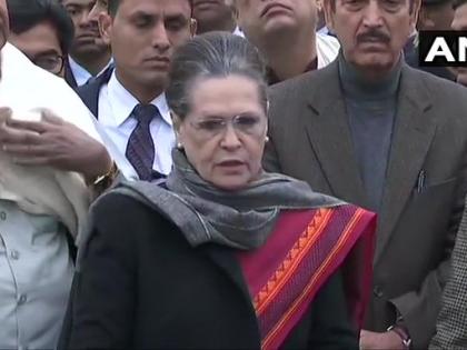 Sonia Gandhi with opposition meets president Kovind over Jamia protest, saying that situation in Northeast Delhi serious | राष्ट्रपति रामनाथ कोविंद से मिला विपक्ष, सोनिया गांधी ने कहा-लोगों की आवाज दबा रही है भाजपा सरकार