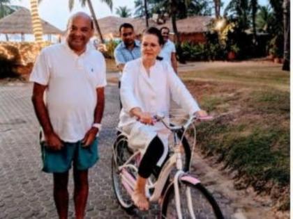 Goa: congress leader Sonia Gandhi Enjoying holiday, photo viral on social media | साइकिल चलाते हुए सोनिया गांधी की फोटो वायरल, यूजर ने पूछा- साथ में कौन है?