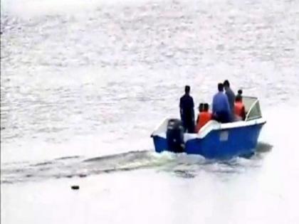 Sonia Gandhi takes a boat ride in Srinagar's Nigeen Lake | WATCH: श्रीनगर पहुंचीं सोनिया गांधी, निगीन झील में बोट राइड का उठाया आनंद Sonia Gandhi takes a boat ride in Srinagar's Nigeen Lake | WATCH: श्रीनगर पहुंचीं सोनिया गांधी, निगीन झील में बोट राइड का उठाया आनंद