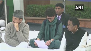 Congress's 'Satyagraha' at Rajghat against CAA, many party leaders present, including Priyanka, Rahul Gandhi, Manmohan Singh | CAA के खिलाफ राजघाट पर कांग्रेस का 'सत्याग्रह', प्रियंका, राहुल गांधी, मनमोहन सिंह समेत पार्टी के कई नेता मौजूद