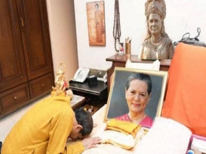 Fact Check Did Uddhav Thackeray Head Down to Sonia Gandhi, know the truth of the viral picture | क्या सोनिया गांधी के सामने नतमस्तक हुए उद्धव ठाकरे, जानें वायरल हो रही तस्वीर की सच्चाई
