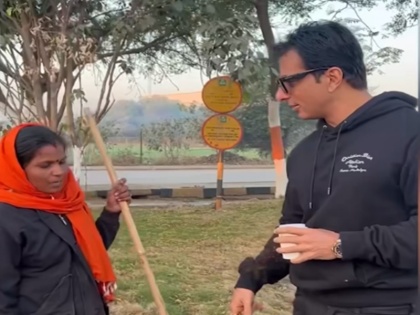 Sonu Sood met a woman sweeper who was sweeping the road in Indore Video Viral | इंदौर में सड़क पर झाड़ू लगा रही महिला सफाईकर्मी से मिले सोनू सूद, कर्मचारी ने कहा- हकीकत में देखकर..वीडियो वायरल