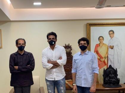 Sonu Sood meets Chief Minister Uddhav Thackeray after Shiv Sena questioned, no differences | शिवसेना द्वारा सवाल उठाए जाने के बाद मुख्यमंत्री उद्धव ठाकरे से मिले सोनू सूद, कहा- कोई मतभेद नहीं