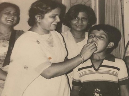 bollywood actor sonu sood share emotional picture with mother on her birthday | मां को याद कर इमोशनल हुए सोनू सूद, कहा- काश बता पाता कि मैं तुमसे कितना प्यार करता हूं...