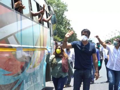 Actor Sonu Sood arranges bus transport for stranded migrant workers | गरीब और बेसहारा मजदूरों को घर भिजवा रहे हैं सोनू सूद, कहा- ज्यादा से ज्यादा लोगों की करना चाहता हूं मदद Actor Sonu Sood arranges bus transport for stranded migrant workers | गरीब और बेसहारा मजदूरों को घर भिजवा रहे हैं सोनू सूद, कहा- ज्यादा से ज्यादा लोगों की करना चाहता हूं मदद