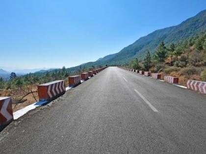 National Highways Soon speed limits mandatory paint speed limits vehicle logo every 10 km Road Transport Ministry issues guidelines drivers on NHs e-ways | National Highways: हर साल लाखों की जान?, हर 10 किमी पर वाहन लोगो के साथ गति सीमा को पेंट करना अनिवार्य?, फरवरी 2025 से लागू