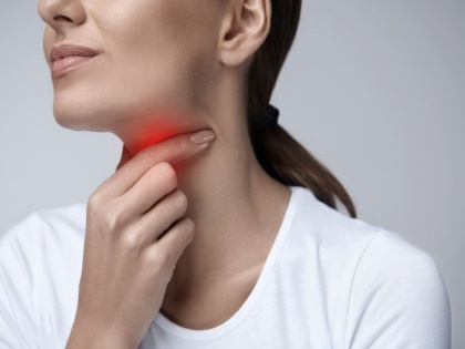 Covid-19 symptoms: sore throat can be a possible symptom for both COVID-19 and common cold, Common symptoms of COVID-19 and Common cold in Hindi | कैसे पता चलेगा कि गले में खराश कोविड का लक्षण है या फिर सामान्य सर्दी का ? Sore throat को जड़ से सही कर देंगे 3 उपाय