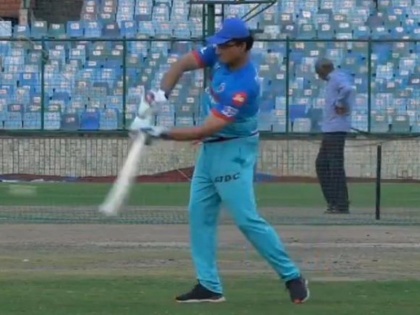 IPL 2019: Sourav Ganguly plays his trademark strokes during Delhi Capitals training session | IPL 2019: सौरव गांगुली ने 'फिर' उठाया बैट, लगाए दमदार शॉट्स, वीडियो हुआ वायरल