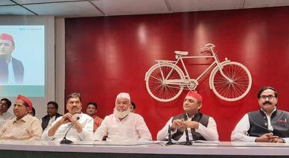 up election bjp bsp mlas sp akhilesh yadav | यूपी चुनाव: एक भाजपा और छह बसपा विधायक सपा में शामिल, अखिलेश ने योगी और मायावती को दिया झटका up election bjp bsp mlas sp akhilesh yadav | यूपी चुनाव: एक भाजपा और छह बसपा विधायक सपा में शामिल, अखिलेश ने योगी और मायावती को दिया झटका