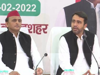 UP Election 2022 SP chief Akhilesh Yadav says Ambedkarwadis should join Samajwadis save Constitution & democracy see video | UP Election 2022: संविधान और लोकतंत्र बचाने के लिए समाजवादियों के साथ आएं आंबेडकरवादी, अखिलेश यादव बोले-10 मार्च के बाद देखेंगे गर्मी, देखें वीडियो