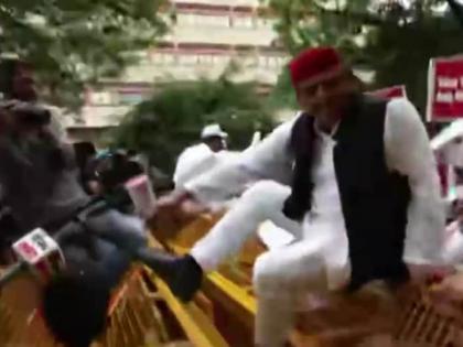 watch Bihar SIR Controversy Samajwadi Party chief Akhilesh Yadav jumps over police barricade stops INDIA bloc leaders marching see video | Bihar SIR Controversy: पुलिस बैरिकेड के ऊपर से कूदे सपा प्रमुख अखिलेश यादव, देखिए वीडियो