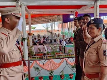 son sp salutes his asi mother the pic of this moment goes viral from gujarat will win your heart | जब एसपी बेटे ने एएसआई मां को किया सलाम, लोगों ने कहा - किसी भी मां के लिए इससे बड़ा संतोषजनक क्षण कुछ नहीं हो सकता