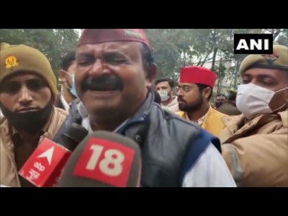 up election 2022 sp worker-attempts-self-immolation-denied-poll-ticket | UP Election 2022: सपा कार्यकर्ता ने लखनऊ में पार्टी दफ्तर के बाहर खुद को जलाने की कोशिश की, टिकट न मिलने से था नाराज