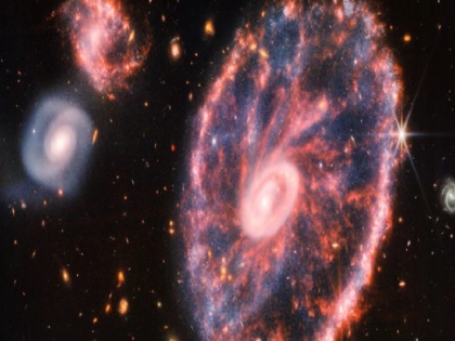 James Webb Telescope captured pictures of Cartwheel Galaxy 500 light years away, black holes, new stars | ब्लैक होल, नए बन रहे तारे....जेम्स वेब टेलिस्कोप ने खींची 500 प्रकाश वर्ष दूर कार्टव्हील गैलेक्सी की अद्भुत तस्वीरें